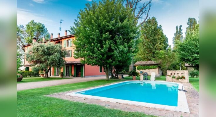 Can a Robotic Pool Vacuum Prevent Algae Buildup