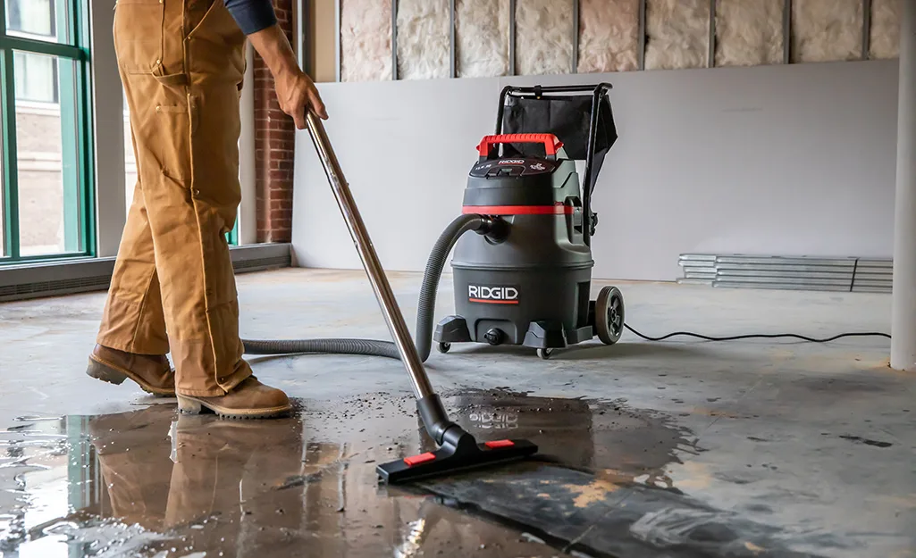 Can a wet/dry vacuum pick up leaves?