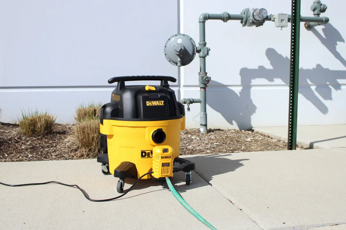 Can a wet/dry vacuum pick up water?