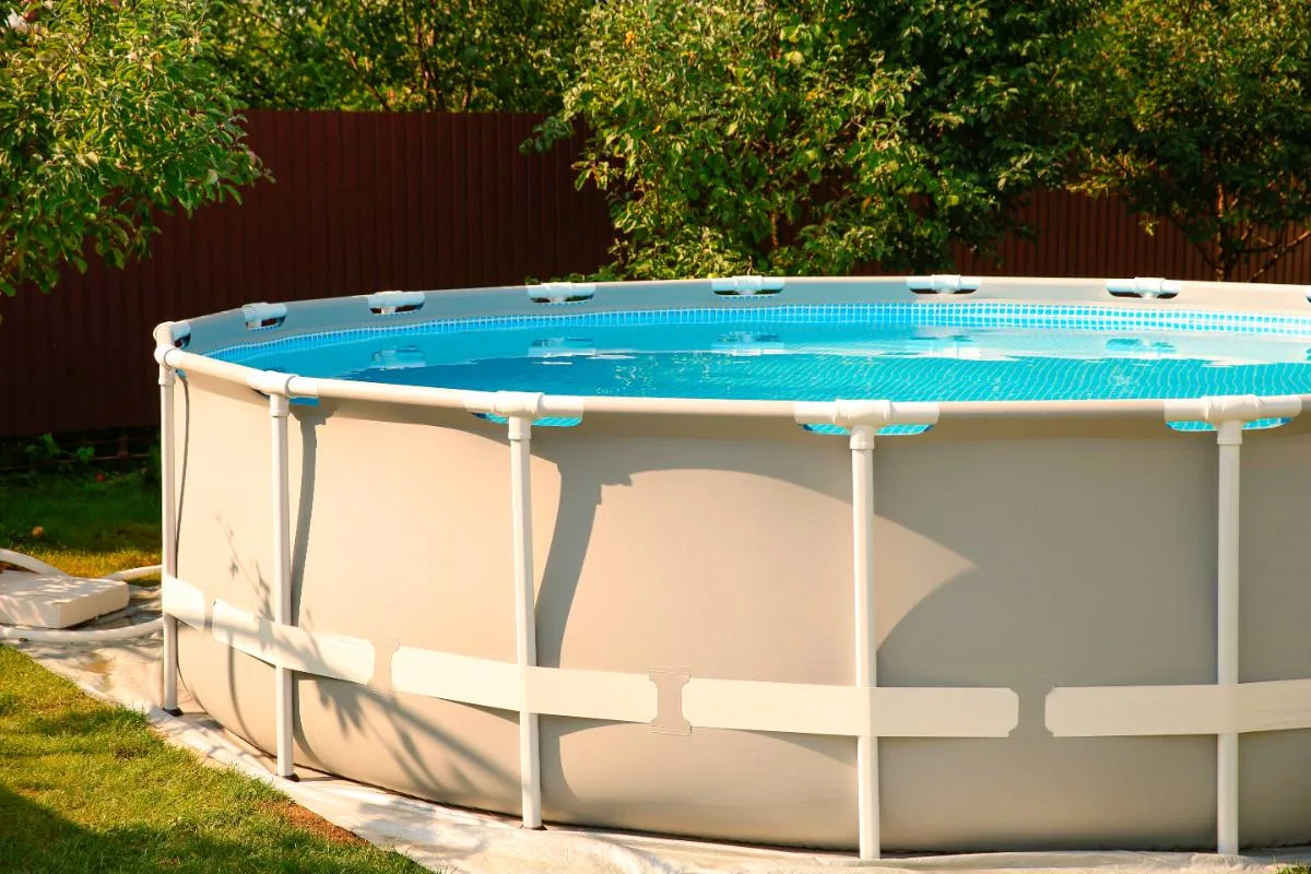 How to remove algae from an above ground pool
